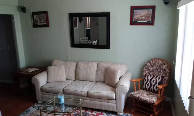 Pinellas Park Cabaña | Charming 2-bedroom cottage in enjoyable Pinellas Park with AC, WiFi, and more