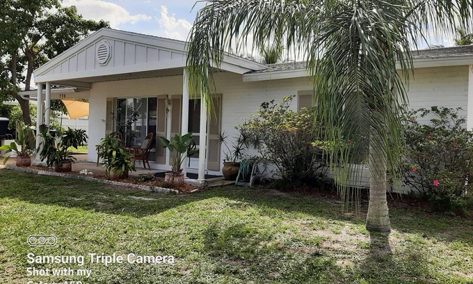 Port Saint Lucie Casa | Charming 2-bedroom house on ocean access canal in Port St. .Lucie FL