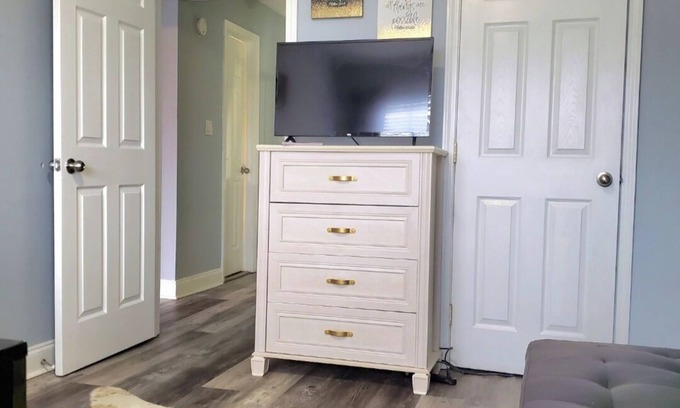 Sandy Springs Casa | Charming 2-bedroom townhome in Sandy Springs with fitness room, AC