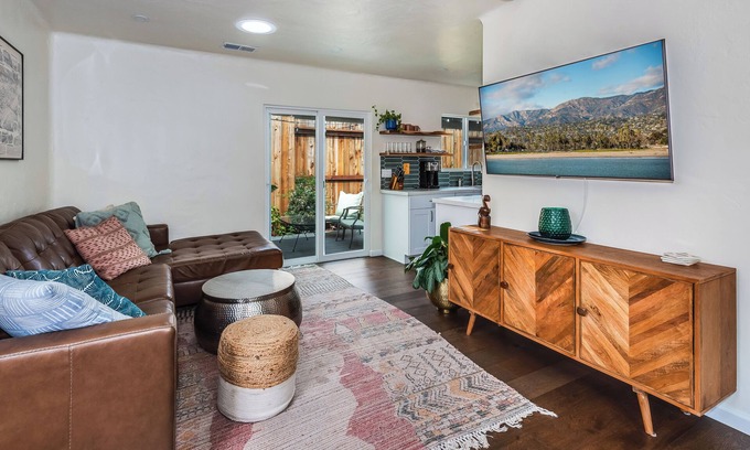 Oak Park Cabaña | Charming 2-bedroom cottage in lovely Santa Barbara with WiFi, AC