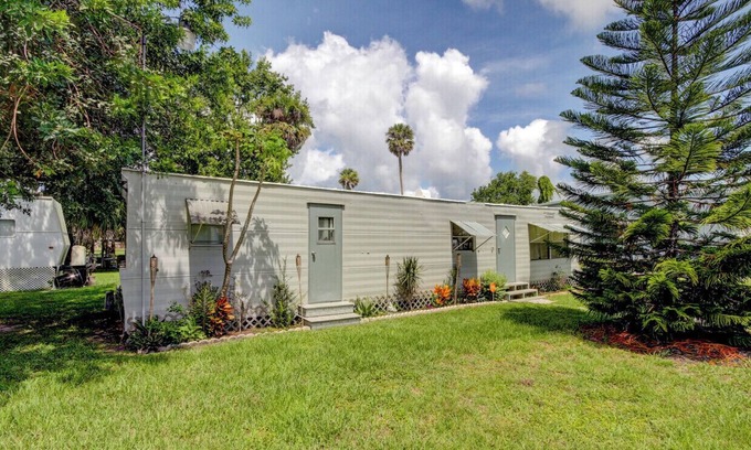 Mobel Americana Casa | Charming 2-bedroom house in St. Petersburg with AC