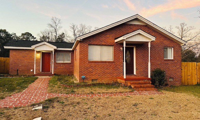 Warner Robins Casa | Charming 2-bedroom house with WiFi, AC in pleasant Warner Robins