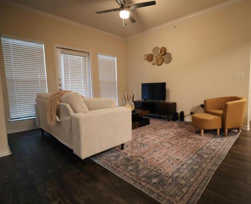 Sweetbriar Apartamento | Charming 2 bedroom, 2 bath apartment