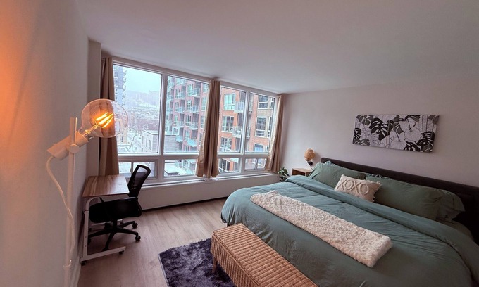 Shaughnessy Village Condominio | Charming 2-bedroom 2 floor King Bed Condo in Downtown Montreal