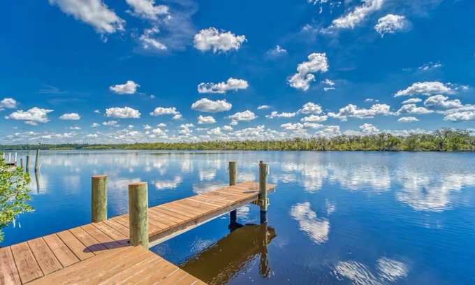 Southside Rural Community Casa | Charming 2-bedroom 2-full bath home with fishing dock, kayaks, WiFi, AC and more