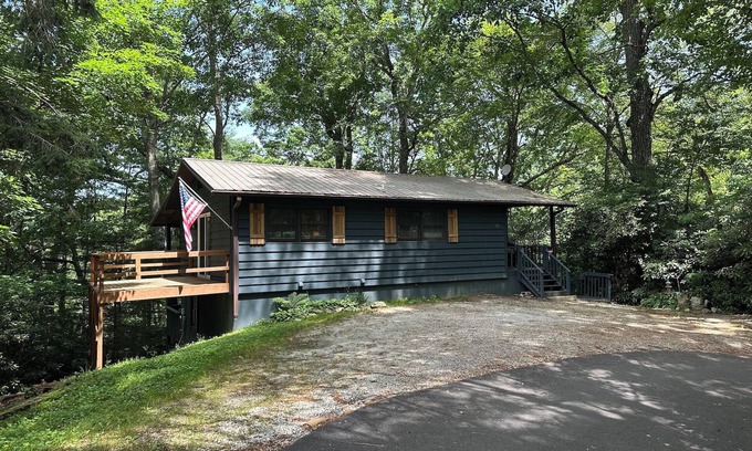 Mirror Lake Cabaña | Charming 2-bedroom 2-bath cottage near town in Highlands