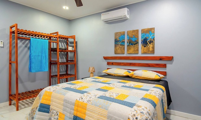 Half Moon Bay Apartamento | Charming 2-bedroom, 3 bed apartment, AC, WiFi, free parking in lovely West End
