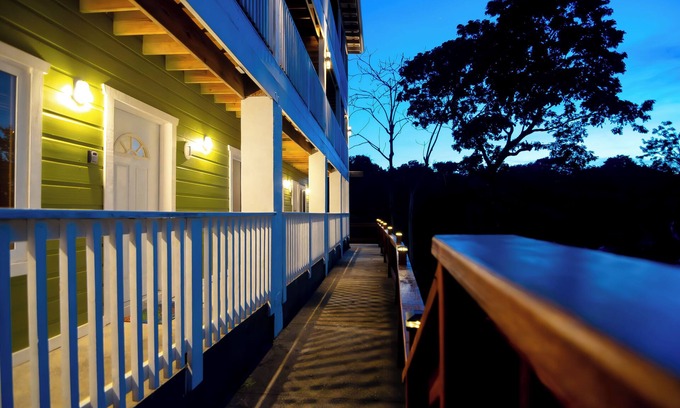 Half Moon Bay Apartamento | Charming 2-bedroom, 3 beds apartment, AC, WiFi ,free parking in lovely West End