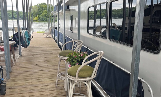 Mount Juliet Alquiler De Eote | Charming 2-bedroom 80’ Houseboat with AC, WiFi in enchanting Mt. Juliet