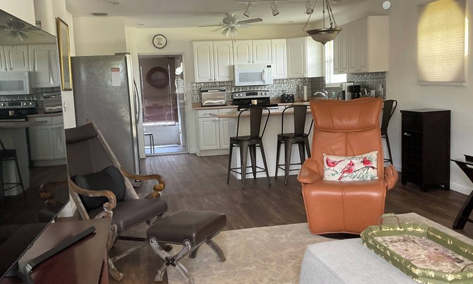 San Carlos Park Apartamento | Charming 2-bedroom apartment in fabulous South Fort Myers with WiFi, AC