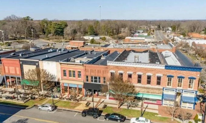 Statesville Apartamento | Charming 2-bedroom apartment in delightful Downtown Statesville with WiFi, AC.