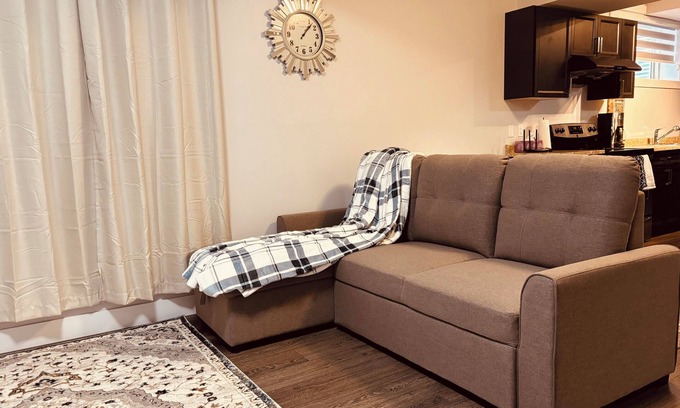 Southwest Edmonton Casa | Charming 2-bedroom apartment with WiFi and AC in wonderful Edmonton