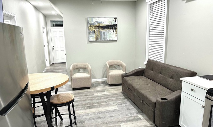 Baltimore Apartamento | Charming 2-bedroom apartment in cool Baltimore with AC, WiFi