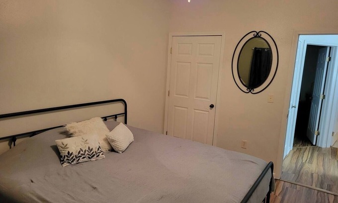 Carthage Apartamento | Charming 2-bedroom apartment with WiFi, AC next to Carthage Square and Route 66