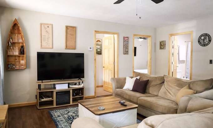 Eminence Apartamento | Charming 2-bedroom apartment on Main Street 1 mile from Jacks Fork River