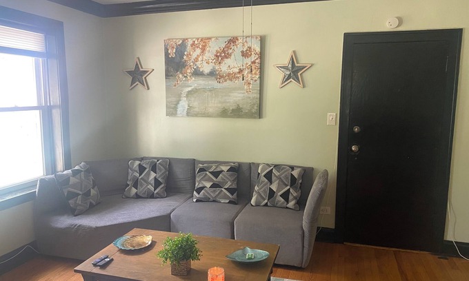 Gage Park Apartamento | Charming 2-bedroom apartment in awesome Chicago with WiFi, AC