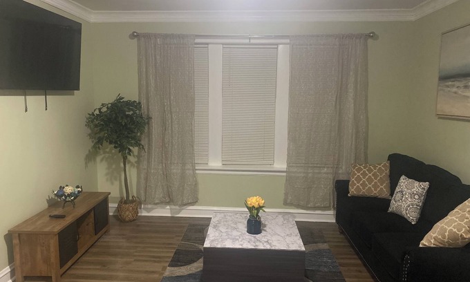 Gage Park Apartamento | Charming 2-bedroom apartment in awesome Chicago with WiFi, AC