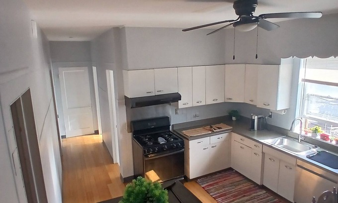 Jefferson Park Apartamento | Charming 2-bedroom apartment in enchanting Chicago with AC, WiFi