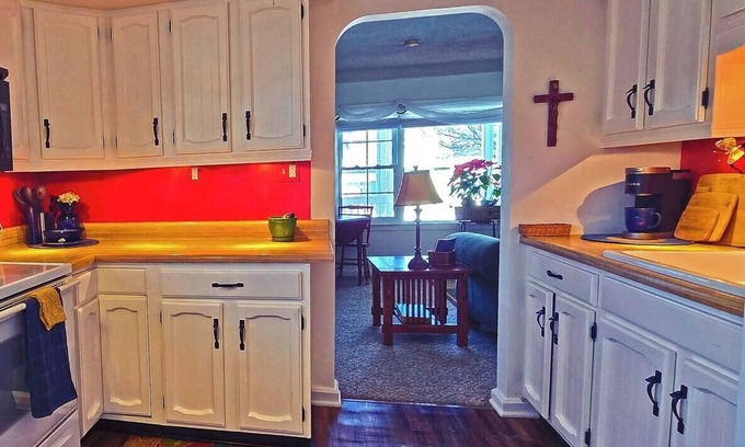 Fenton Apartamento | Charming 2-bedroom apartment with AC, Wi-Fi near Fenton, Michigan.