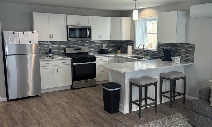 South Main Street Apartamento | Charming 2-bedroom apartment in delightful Geneva,walking distance to downtown.