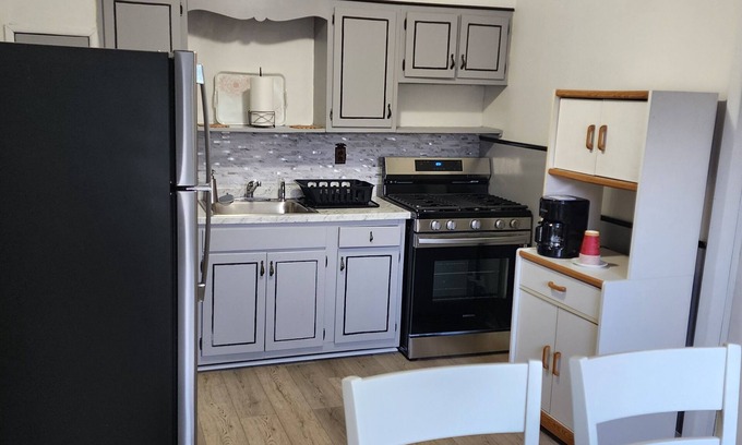Inwood Apartamento | Charming 2-bedroom apartment in fabulous Inwood with AC, WiFi