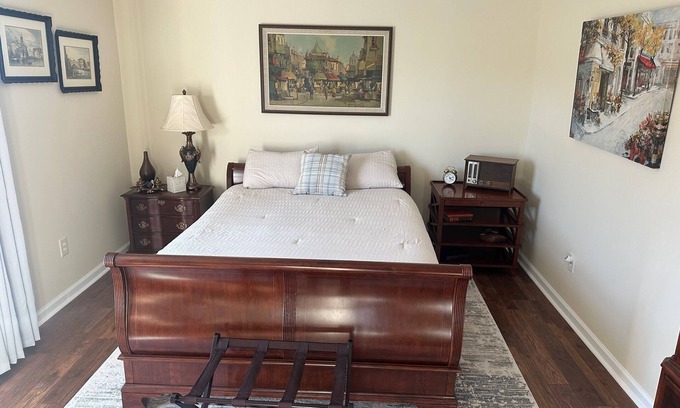 Newton Apartamento | Charming 2-bedroom apartment located on Main Street in The Heart of Catawba Co.
