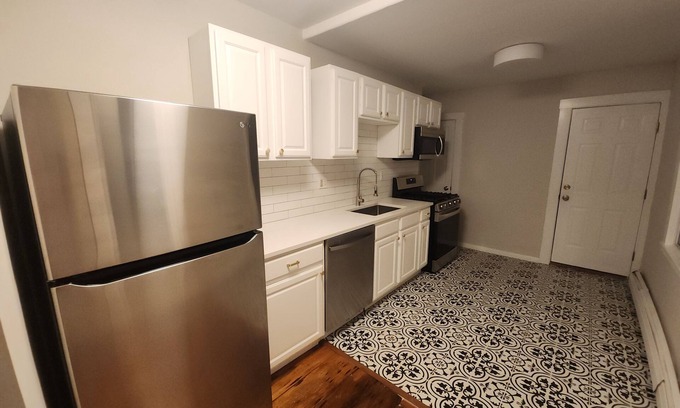 Charlestown Apartamento | Charming 2-bedroom apartment with AC, in Historic Bunker Hill area of Boston.