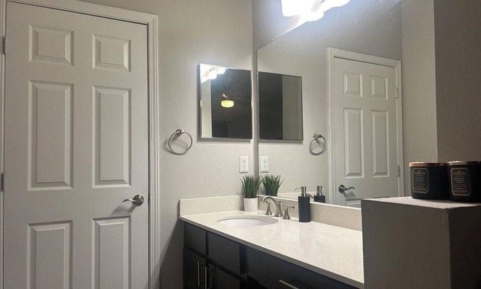 Kennesaw Apartamento | Charming 2-Bedroom Apt with WiFi & Fitness Room, Near Truist Park in Metro ATL