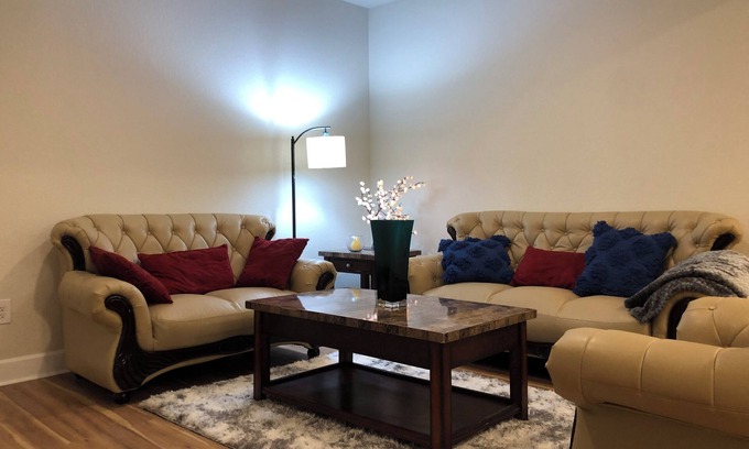 Aurora Casa | Charming 2-bedroom basement Apartment with AC and WiFi in terrific Aurora