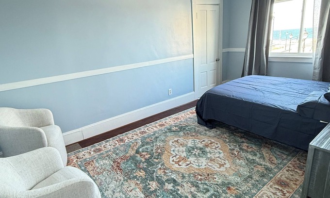 Hull Casa | Charming 2-bedroom building in delightful Hull with ocean view