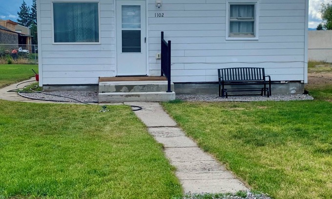 Deer Lodge Casa | Charming 2-bedroom Cabarett house in Deer Lodge with WiFi, Cable, Heat, AC