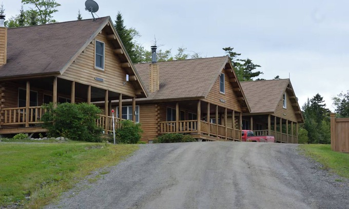 Greenville Cabina | Charming 2-bedroom cabin in delightful Greenville with WiFi, fitness room, pool
