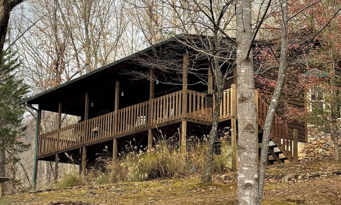 Hayesville Cabina | Charming 2-bedroom cabin with Hot Tub, WiFi, and AC/Heat in serene Hayesville