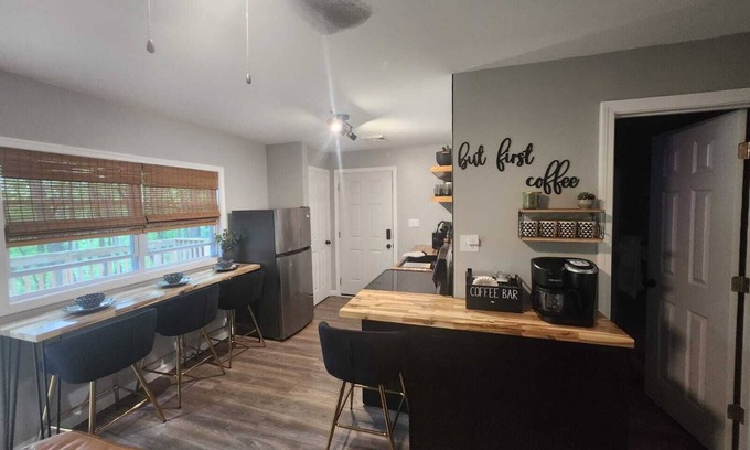 New Market Cabina | Charming 2-bedroom cabin in delightful New Market with AC