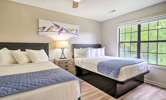 Winchester Cabina | Charming 2-bedroom cabin with Tims For Lake views from your private deck!