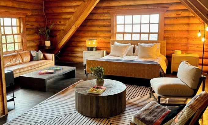 Stallion Springs Cabina | Charming 2-bedroom cabin with WiFi, AC in brilliant Tehachapi