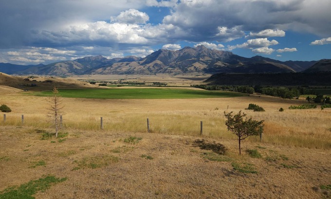Emigrant Cabina | Charming 2-bedroom cabin in Emigrant with Beautiful Views