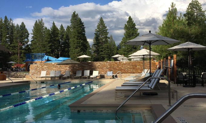 Truckee Cabina | Charming 2-bedroom cabin with WiFi and AC in lovely Old Greenwood
