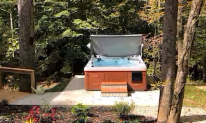 Walland Cabina | Charming 2-bedroom cabin with hot tub, outdoor firepit and Pet Friendly!