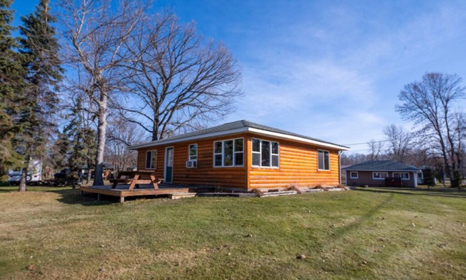 Isle Complejo | Charming 2-bedroom cabin 6 with WiFi, at Mille Lacs Lake; Appeldoorn's Resort