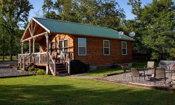 Pine Ridge Cabina | Charming 2-bedroom cabin with loft, Starlink internet, near 4x4 trails & river
