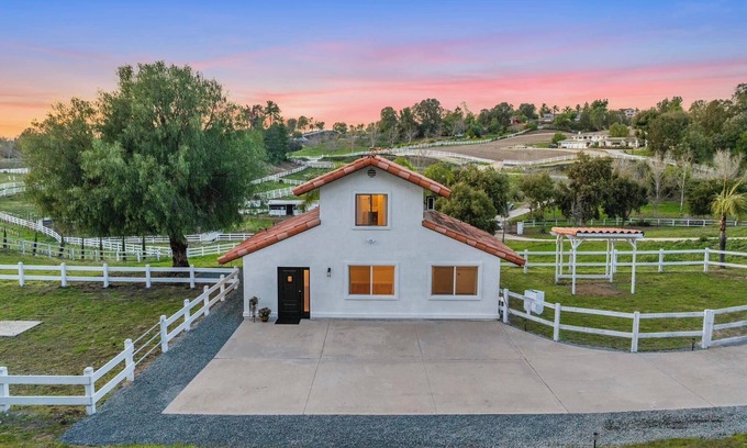 Temecula Otro | Charming 2-bedroom Casita with AC, WiFi in wonderful Temecula