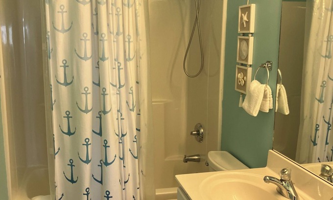 Camdenton Condominio | Charming 2-bedroom condo with WiFi, AC, 2 pools, stunning lake views!