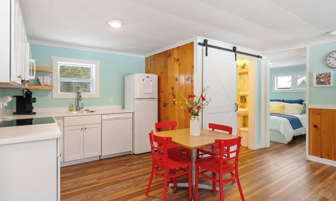 Carp Lake Cabaña | Charming 2-bedroom cottage in Carp Lake with AC, and WiFi, minutes from Mackinaw