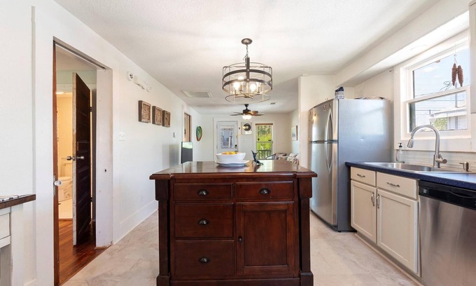 Galveston Cabaña | Charming 2-bedroom cottage in fabulous Galveston with AC