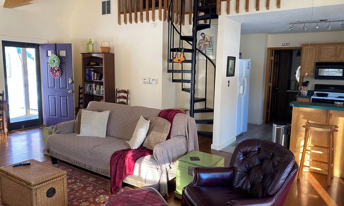 Bradford Cabaña | Charming 2-bedroom cottage with WiFi, AC in wonderful New Pekin