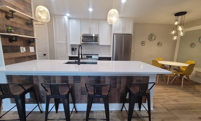 Carrboro Condominio | Charming 2-bedroom condo in welcoming Carrboro with fitness center, pool, Wi-Fi
