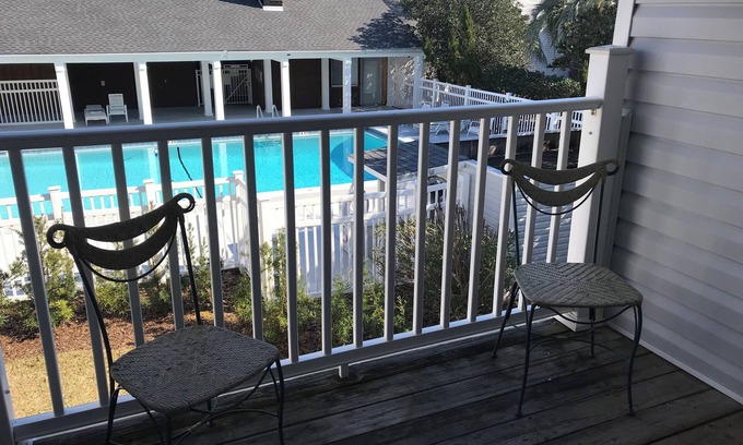 Shalimar Condominio | Charming 2-bedroom condo w/AC Shalimar's best kept secret - Walk to sunset