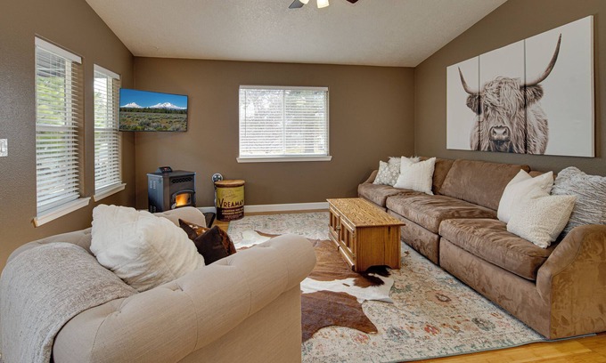 Sisters Condominio | Charming 2-bedroom condo walking distance from cozy & quaint downtown Sisters.