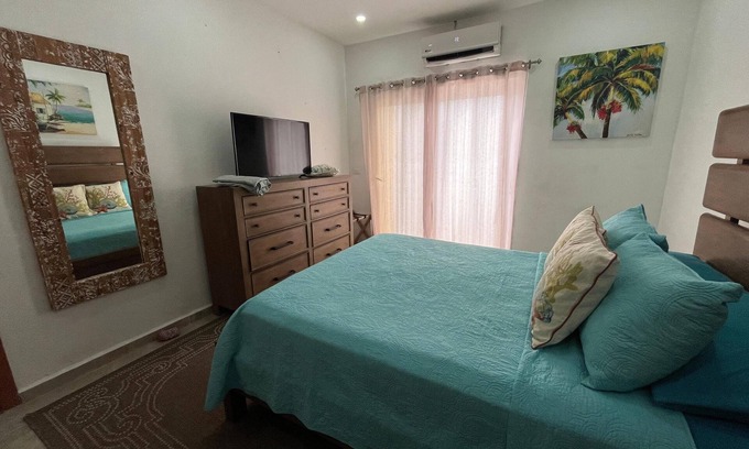 Dixon Cove Condominio | Charming 2-bedroom condo with WiFi, AC in enchanting Roatan